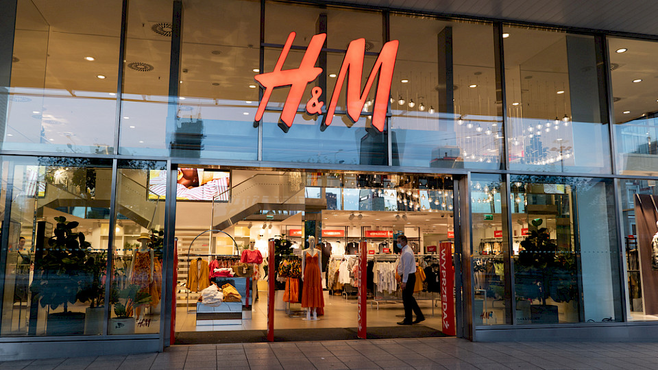 H&M verkaufte bisher im Juni deutlich weniger als im Vorjahr. (Bild Artur Bogacki/Shutterstock)