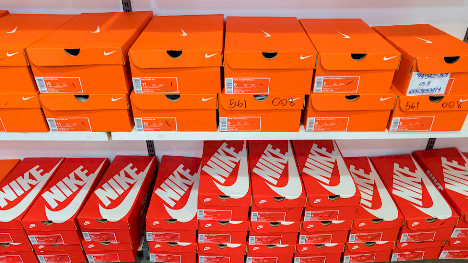 Nike rechnet mit weniger Verkäufen, das enttäuscht die Anleger. (Bild 2p2play/Shutterstock)