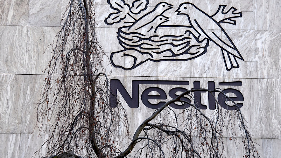 Nestlé gab 13 Milliarden Franken für Dividenden und Aktienrückkäufe aus und nahm Kredite auf, um den Fehlbetrag aus dem Cashflow auszugleichen. (Bild Richard Juilliart/Shutterstock)