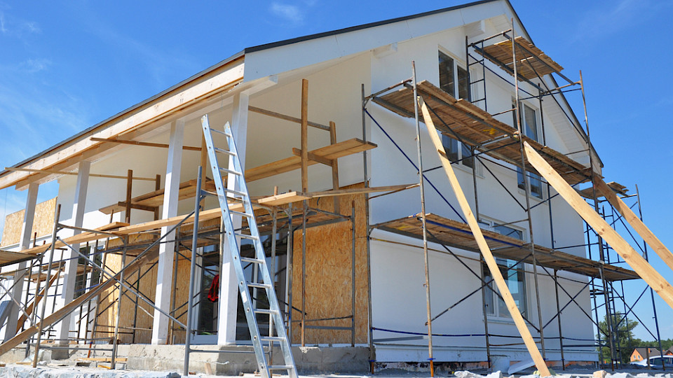 Der Zinsanstieg macht sich mit Verzögerung bemerkbar. (Bild Radovan1/Shutterstock)