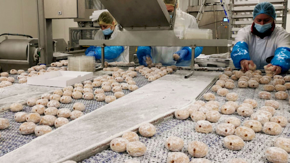 Die Mademoiselle Desserts Gruppe mit 2000 Mitarbeiterinnen und Mitarbeitern soll bald zu Emmi gehören. (Bild pd)