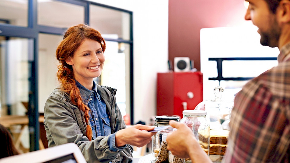Die Stimmung bei den Konsumentinnen und Konsumenten verbessert sich langsam. (Bild PeopleImages.com - Yuri A/Shutterstock)