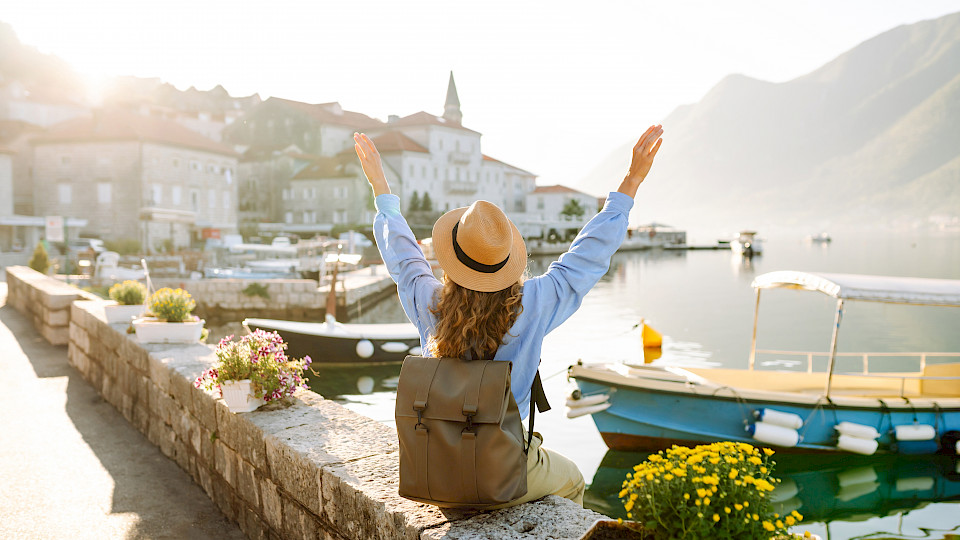 Die Reiseausgaben waren im Juni leicht rückläufig, blieben aber auf hohem Niveau. (Bild: Shutterstock.com/
maxbelchenko)