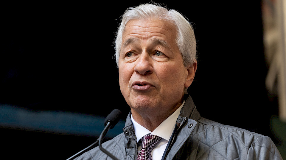 Laut JP Morgan-Chef Jamie Dimon könnten Inflation und Zinsen länger höher bleiben als am Markt erwartet. (Bild: Shutterstock.com/lev radin)