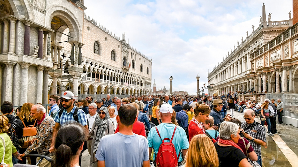 Die Tagesgebühr von 5 Euro hat den Massentourismus in Venedig nicht begrenzt (Bild Kirk Fisher/ Shutterstock)