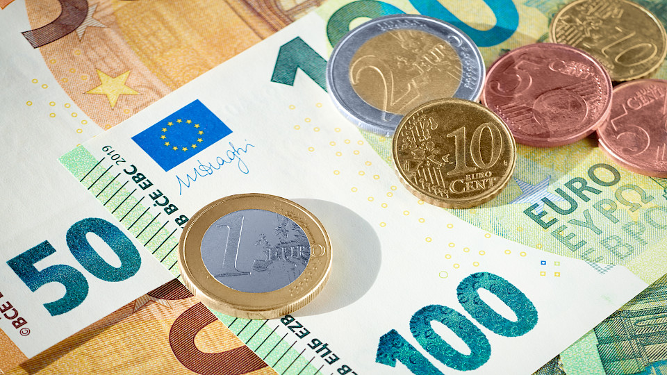 Die EZB wird den Leitzins vorderhand kaum antasten. Das verleiht dem Euro Stärke. (Bild: Shutterstock.com/Viktollio)
