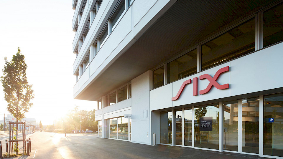 Die Börsenbetreiberin SIX verdiente weniger im Aktienhandel, aber mehr im übrigen Geschäft, unter anderem mit Debitkarten oder eBill. (Bild pd)