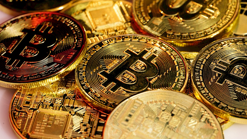 Der Bitcoin-Kurs schwankt wieder nach oben. (Bild mpohodzhay/Shutterstock)