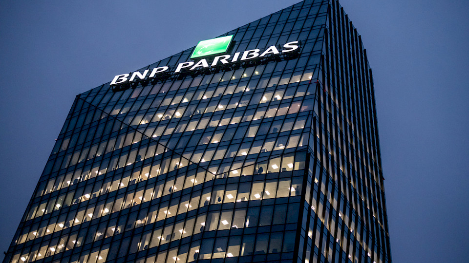 BNP Paribas will für gut 5 Milliarden Euro den Investmentteil von AXA übernehmen. (Bild pcruciatti/Shutterstock)