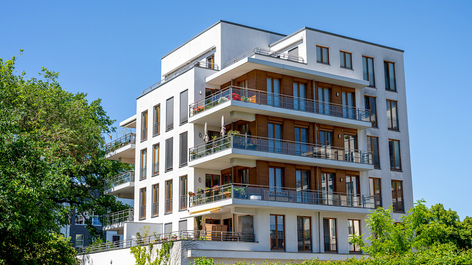 Für Mehrfamilienhäuser wurde im Schnitt vier Prozent mehr bezahlt, als vor einem Jahr. (Bild elxeneize/Shutterstock)