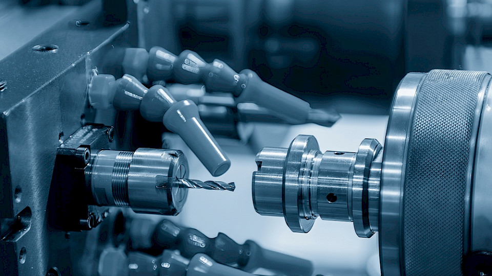 Der PMI für die Industrie verharrte den neunzehnten Monat in Folge unter der Wachstumsschwelle von 50 Punkten. (Bild Pixel B/Shutterstock).