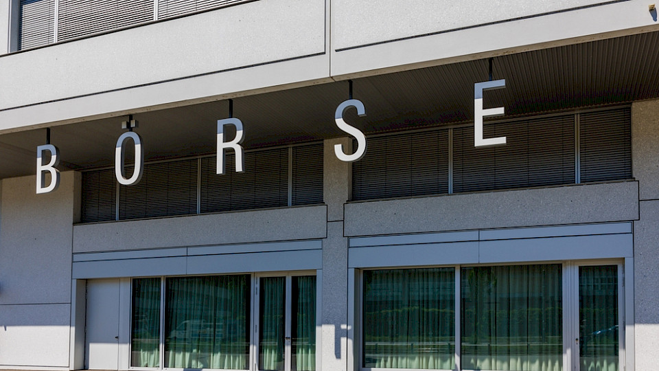 Die Schweizer Börse holt die Verluste einen Tag später nach. (Bild ArDanMe/Shutterstock)