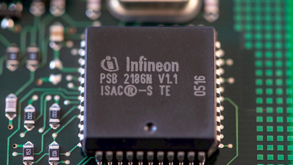 Die Aktie des Chipkonzerns reagierte mit einem Plus auf die Sparpläne. (Bild Remus Rigo/Shutterstock)