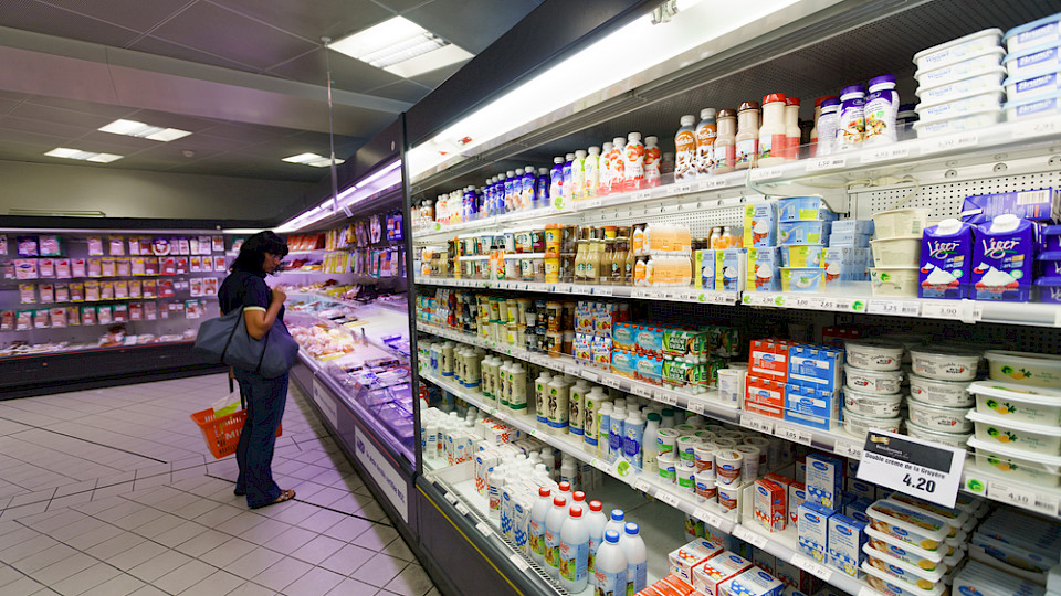 Die Umsätze mit Nahrungsmitteln, Getränken und Tabakwaren sanken real um fast 4 Prozent. (Bild Sorbis/Shutterstock)