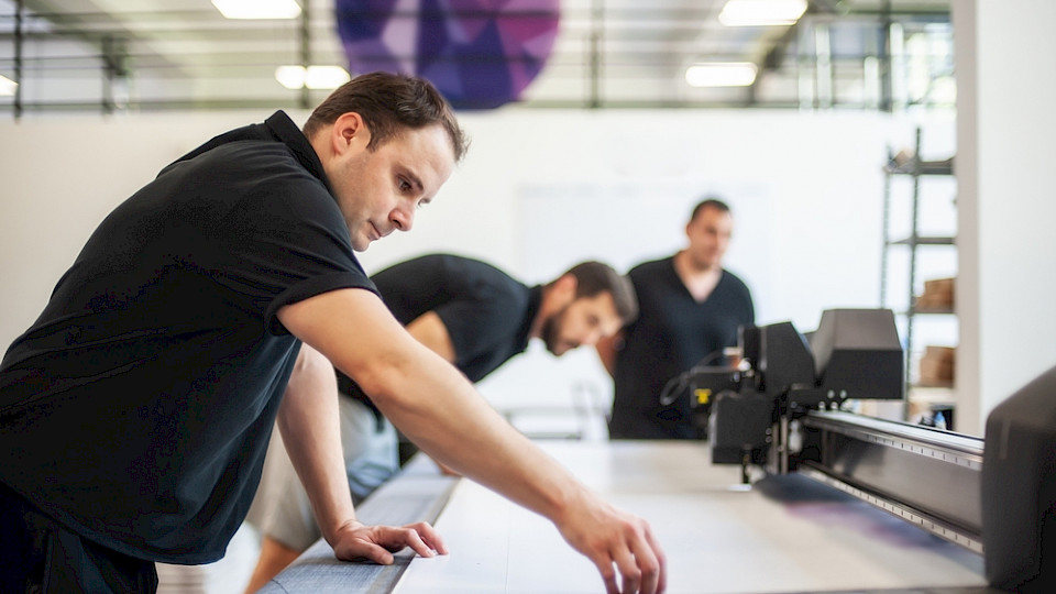 Die leicht verbesserte Geschäftslage ist vor allem im Verarbeitenden Gewerbe zu sehen. (Bild guruXOX/Shutterstock)