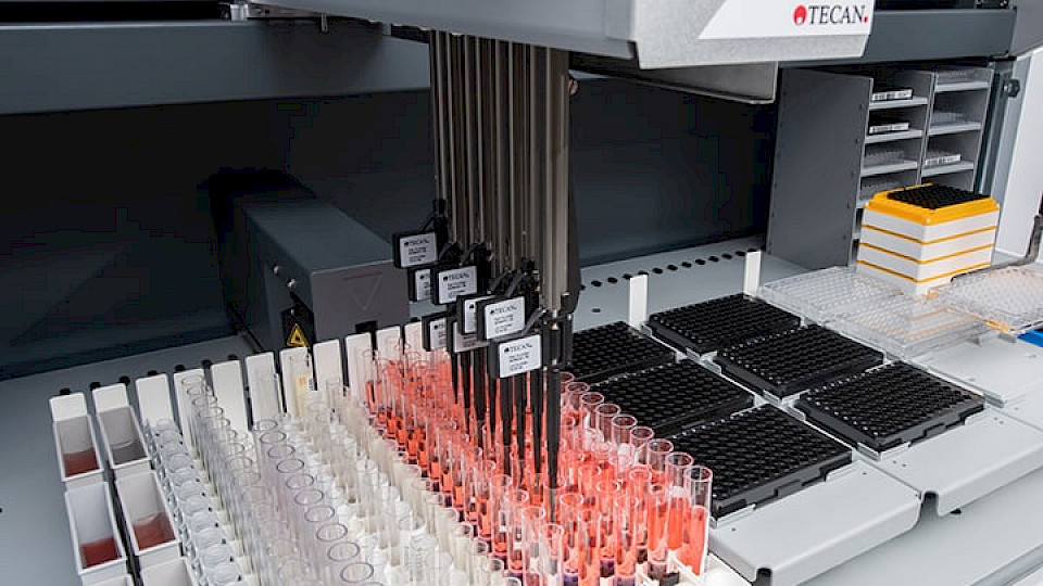 Tecan setzte im ersten Halbjahr deutlich weniger ab und verdiente weniger. (Bild pd)