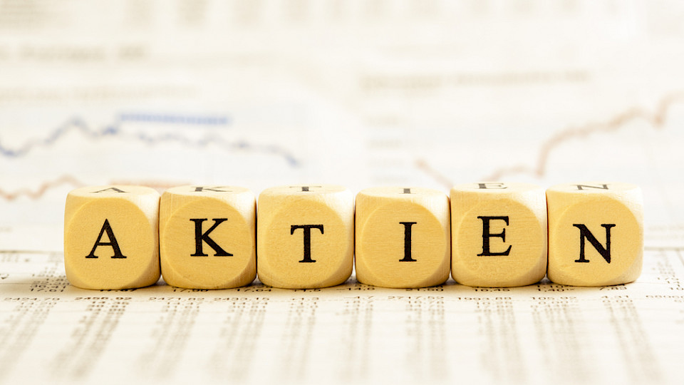 Fast die Hälfte des Umsatzes entfällt auf Aktienprodukte. (Bild MichaelJayBerlin/Shutterstock)