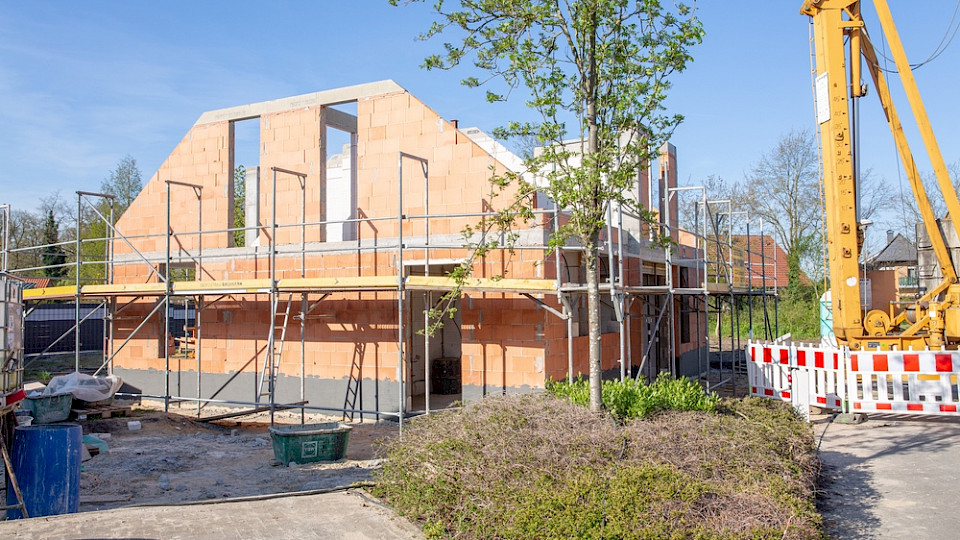 Im ersten Halbjahr wurden fast ein Drittel weniger neue Einfamilienhäuser bewilligt. (Bild Traveller70/Shutterstock)