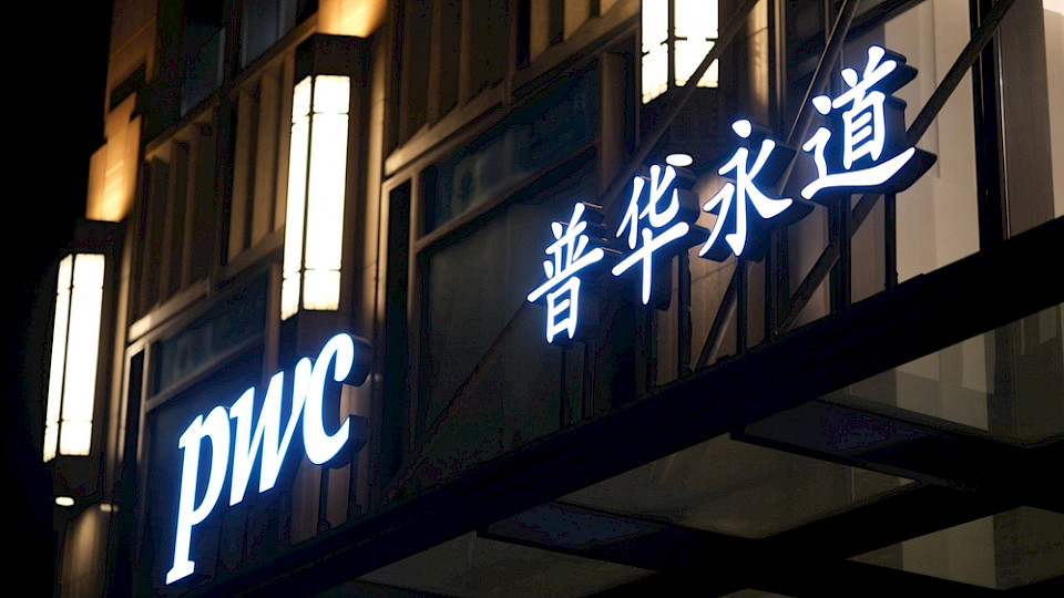 PwC hat in China seinen bisher grössten Auftrag von einem börsennotierten Unternehmen verloren, zudem droht ein temporäres Verbot. (Bild Robert Way/Shutterstock)
