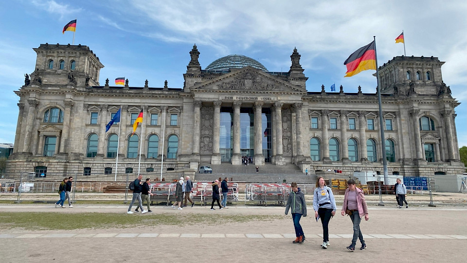 Der Bund reduzierte das Defizit deutlich, dagegen stiegen jene von Ländern und Gemeinden kräftig. (Bild mihirjoshi/Shutterstock)