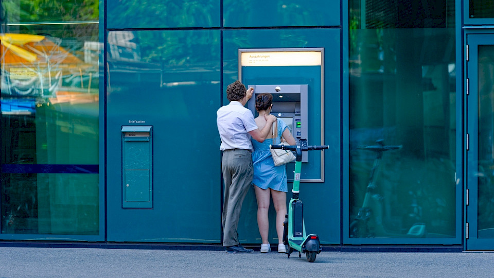 Weniger Geldautomaten, aber steigende Kosten. Nun arbeitet die SIX mit Diebold Nixdorf zusammen. (Bild Michael Derrer Fuchs/Shutterstock)