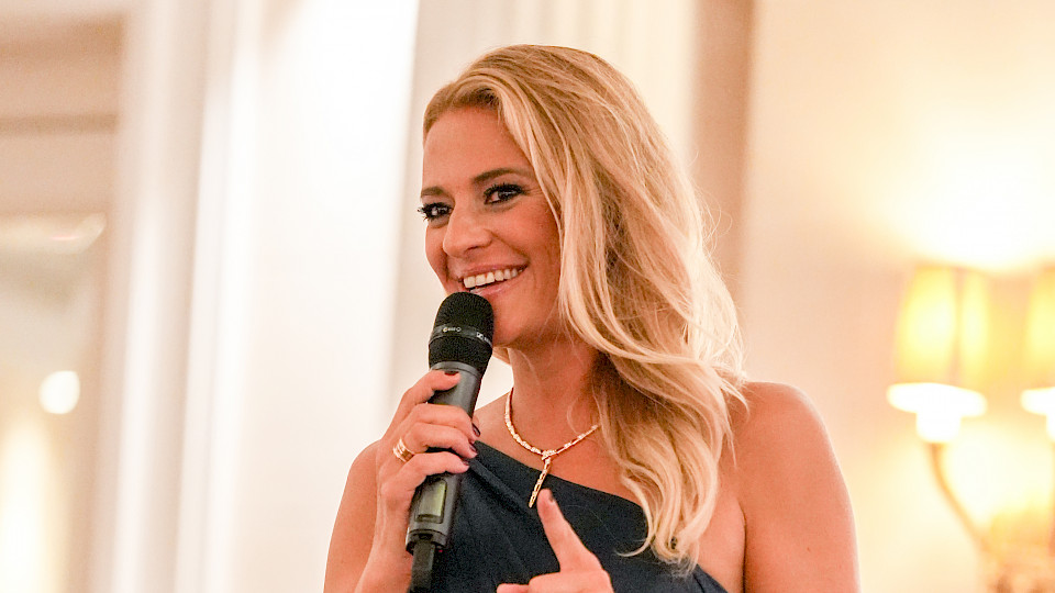 Christa Rigozzi moderierte charmant durch den Award-Abend. (Bild: MONEY – The Swiss Finance Summit).