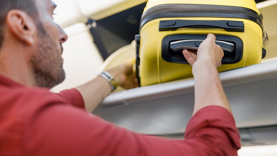 Viel Handgepäck und wenig Platz, das bringt Probleme für die Airlines. (Bild Yaroslav Astakhov/Shutterstock)