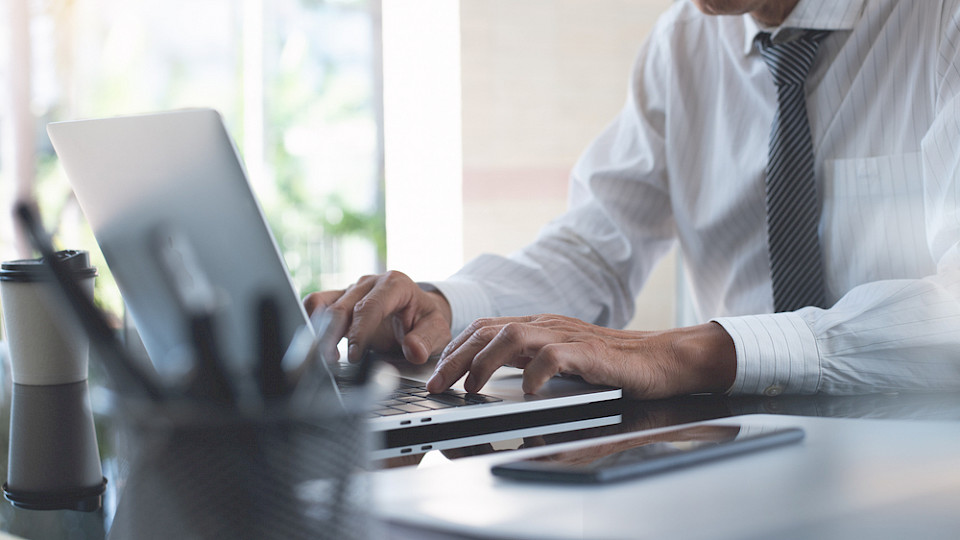Eine Mehrheit der Bankmitarbeitenden verdient laut Bankpersonalverband heute für die gleiche Arbeit weniger als noch vor fünf Jahren. (Bild TippaPatt/Shutterstock)