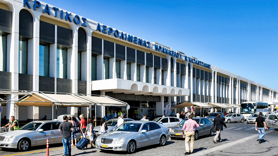 Der Heraklion International Airport auf Kreta bekommt eine Durchschnittsnote von 2,6 und gilt so als schlechtester Flughafen in Europa. (Bild balipadma/Shutterstock)