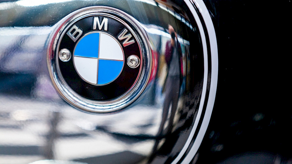 BMW rechnet nun mit tieferen Verkäufen und kleinerer Marge. (Bild acsen/Shutterstock)