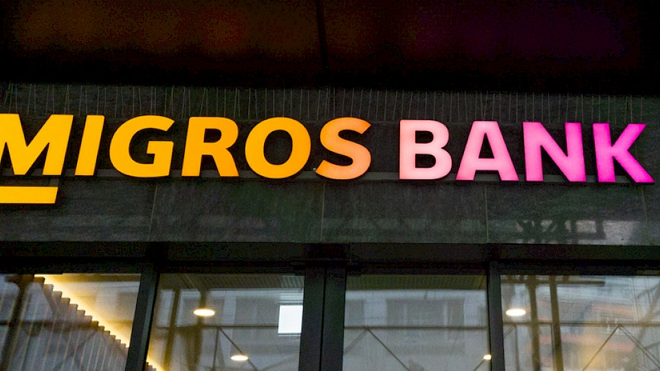 «M+» heisst das kostenlose Privat- und Sparkonto, samt Debit- und Kreditkarte. (Bild Obatala-photography/Shutterstock)