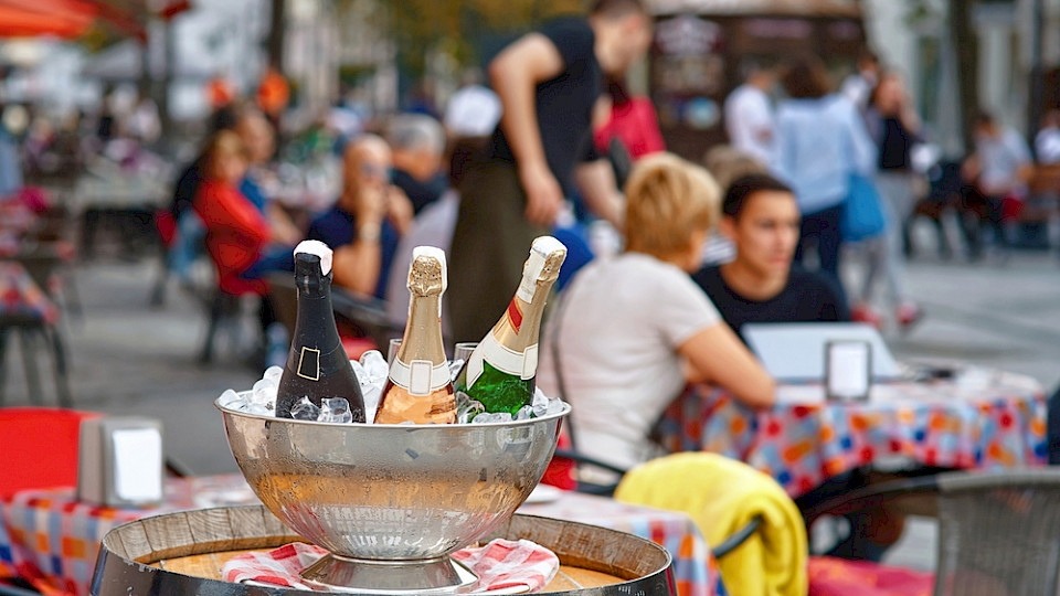 Die Ausgaben in ausländischen Restaurants waren noch nie so hoch wie im August. (Bild Tricky_Shark/Shutterstock)