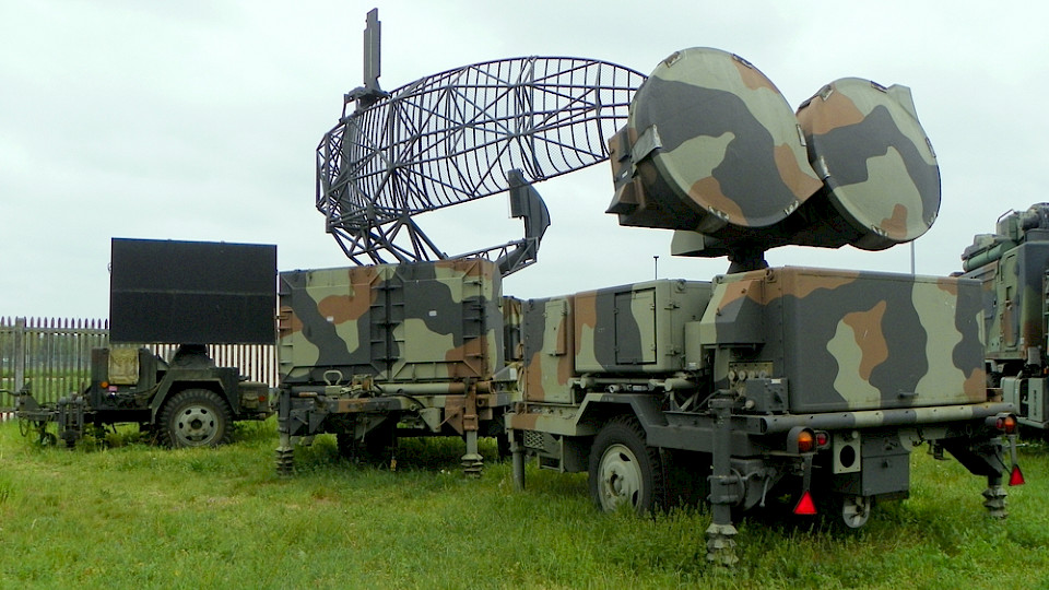 Das Aufgeben des «Nein» zur Verteidigungsindustrie ist laut BVI «ein wichtiger Schritt hin zur EU-weiten Standardisierung der Mindestanforderungen an nachhaltige Fonds.» (Bild Liub Shtein/Shutterstock)