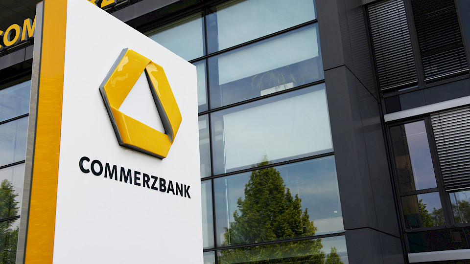 Unicredit hält bereits rund neun Prozent der Commerzbank-Aktien. (Bild: Shutterstock.com/nitpicker)