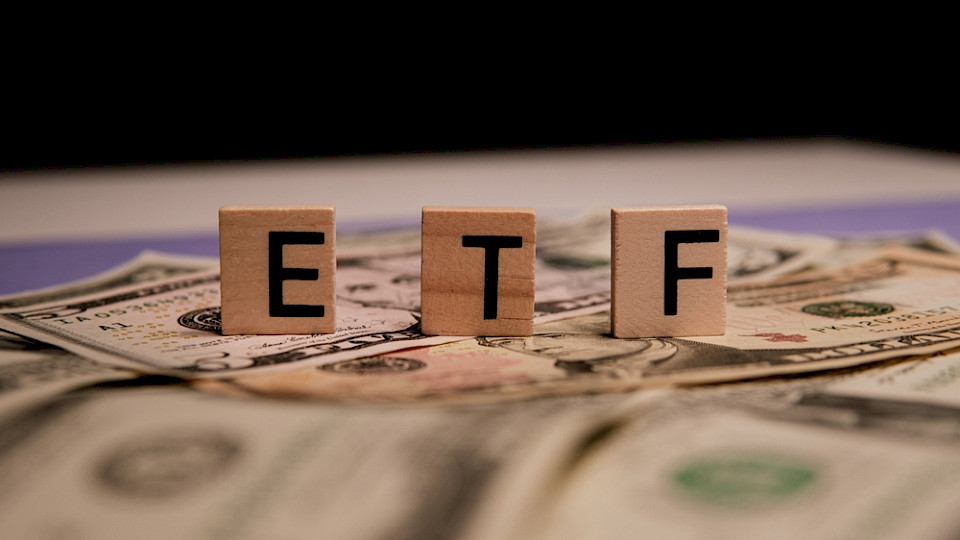 Fast 19 Milliarden Euro flossen in ETFs auf breit diversifizierte US-Indizes. (Bild Kamil Zajaczkowski/Shutterstock)