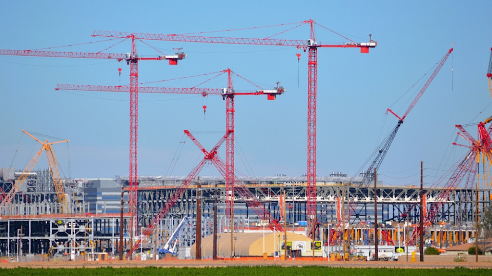 Der Intel-Chef bekräftigte die Investitionen in den US-Bundesstaaten Ohio, Arizona, Oregon und New Mexico - und kündigte einen zweijährigen Stopp auch für die Pläne in Polen an. (Bild Around the World Photos/Shutterstock)