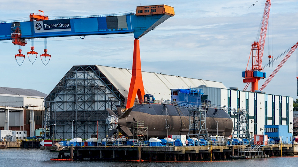 Zuwächse beim Bau von Flugzeugen, Schiffen, Zügen und Militärfahrzeugen halfen dem Auftragsbestand der Industrie. (Bild penofoto/Shutterstock)
