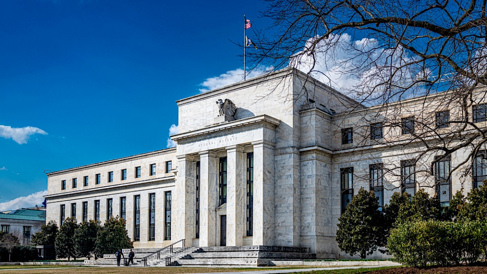 Die Federal Reserve Bank senkt die Zinsen gleich um 0,5 Prozentpunkte. (Bild RozenskiP/Shutterstock)