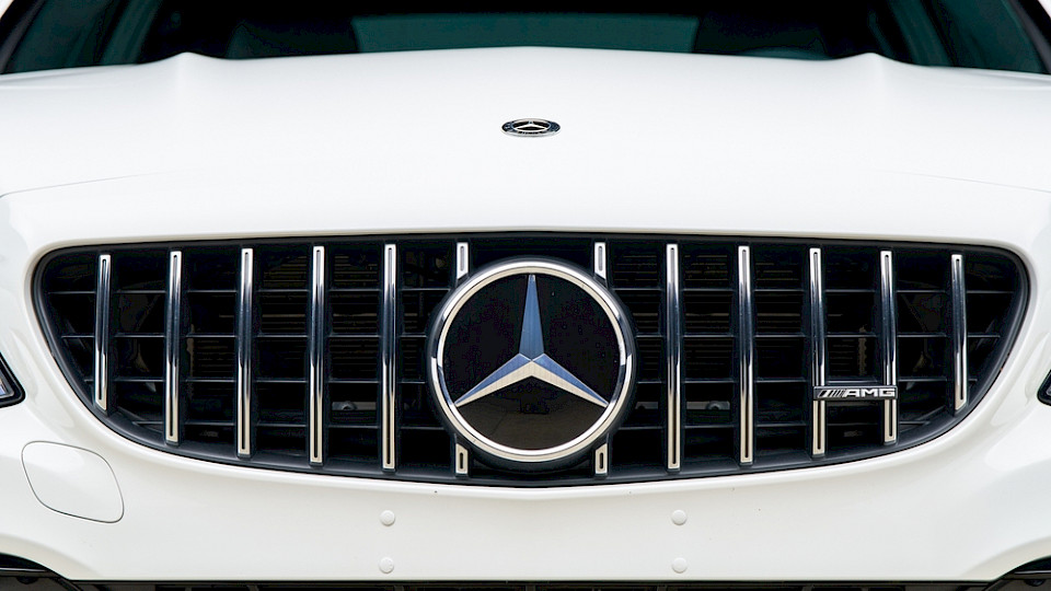 Auch der berühmte Mercedes-Stern leuchtet nicht mehr ganz so hell. (Bild The Image Engine/Shutterstock)