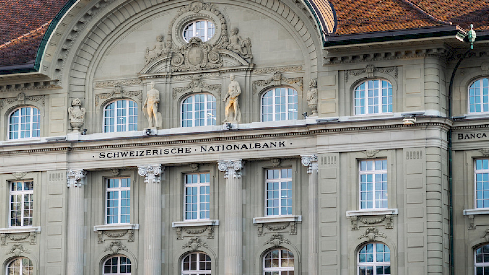 Unter anderem wegen dem starken Franken könnte die Nationalbank einen grossen Zinsschritt ankündigen. (Bild Diego Grandi/Shutterstock)