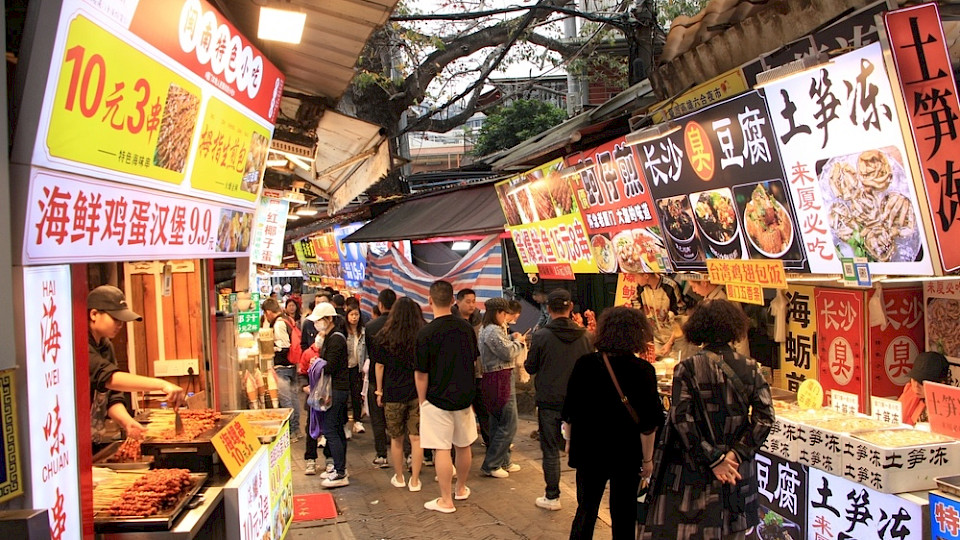 Mit dem grossen Zinsschritt soll in China unter anderem der Konsum angekurbelt werden. (Bild Simon Poon/Shutterstock)