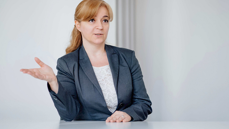 Daniela Chikova, Partnerin bei Kearney kommentiert die Ergebnisse des Retail Banking Radar 2024. (Bild pd)