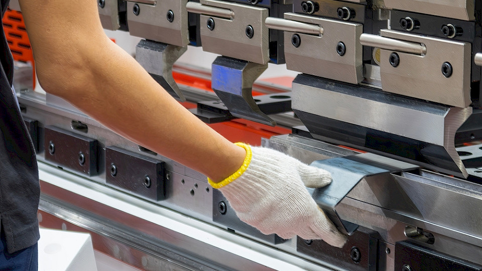 Insbesondere die Maschinen-, Elektro- und Metallindustrie leidet laut KOF an der Nachfrageschwäche aus der Eurozone. (Bild Pixel B/Shutterstock)