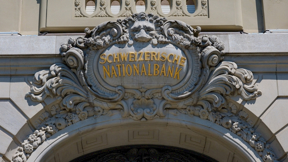 In den nächsten Quartalen könnten weitere Zinssenkungen erforderlich werden, schreibt die Nationalbank. (Bild U__Photo/Shutterstock)