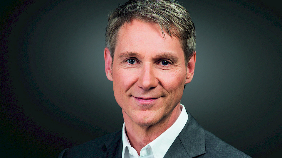 Franz Fischlin, selbständiger Medienschaffender und u.a. ehemaliger Moderator der SRF-Tagesschau, ist Präsident der Jury und führte zusammen mit dem Gründer des Medienpreises, Norbert Bernhard, durch den Anlass (Bild: Private-Magazin).