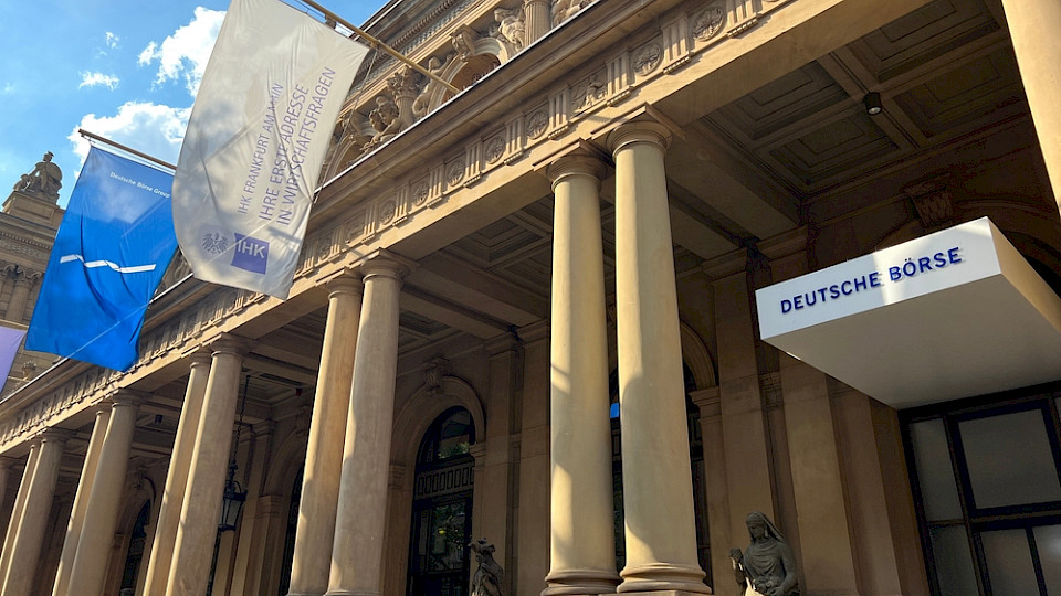 Der Leitindex der Deutschen Börse profitiert zuletzt von der besseren Stimmung in China. (Bild MacroEcon/Shutterstock)