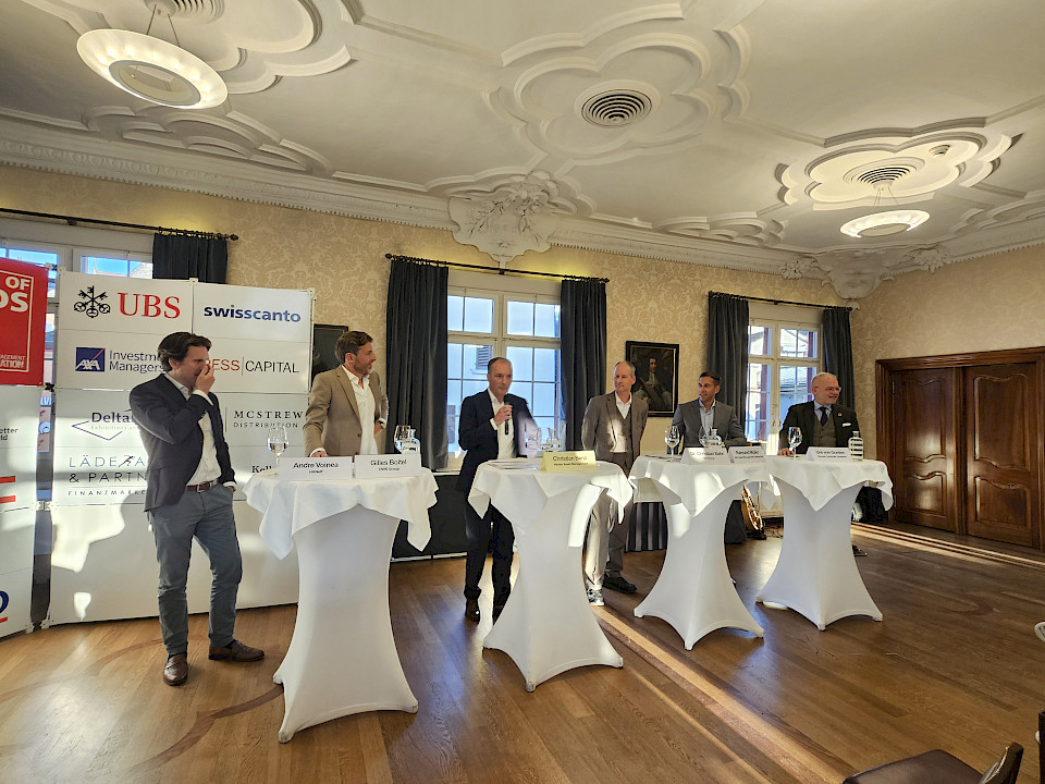 Podiumsteilnehmer von links nach rechts: Andre Voinea von HANetf, Gilles Boitel von DWS Group, Christian Benz von Hinder Asset Management, Christian Bahr von SIX Group, Raimund Müller von UBS und Urs von Gunten von BCV (Bild: investrends / ras).