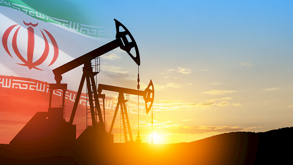 Die Angst vor einem israelischen Angriff auf iranische Ölfelder treibt die Ölpreise in die Höhe (Bild: Shutterstock/Hamara).