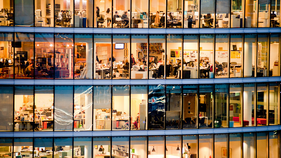 In der Schweiz herrscht in den Büros etwas weniger Betrieb und in den USA mehr (Bild: shutterstock).