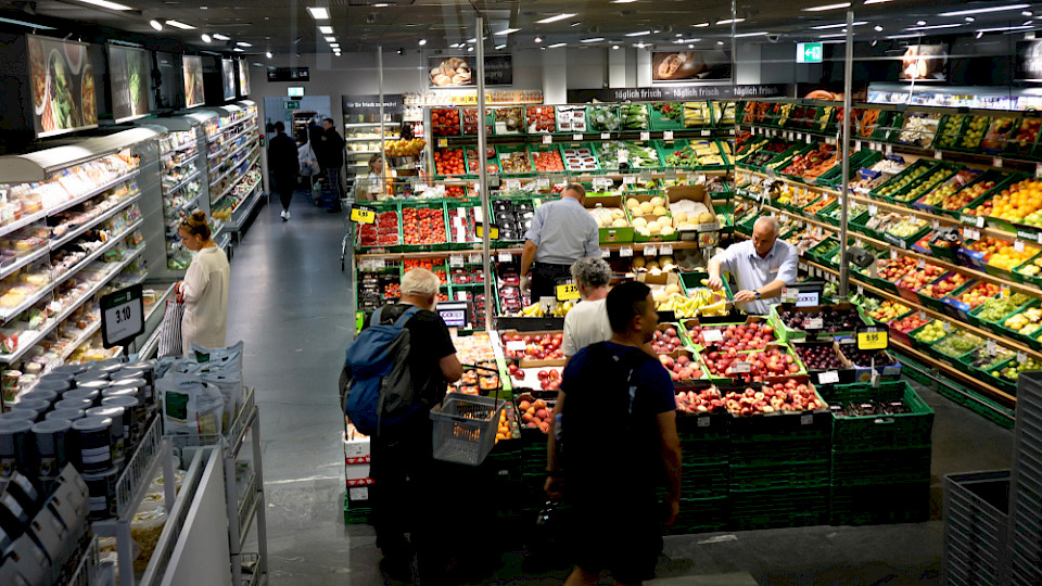 Der Konsum dürfte dank tieferer Inflation und wachsender Bevölkerung stabil bleiben (Bild Shutterstock/Emilija Miljkovic).